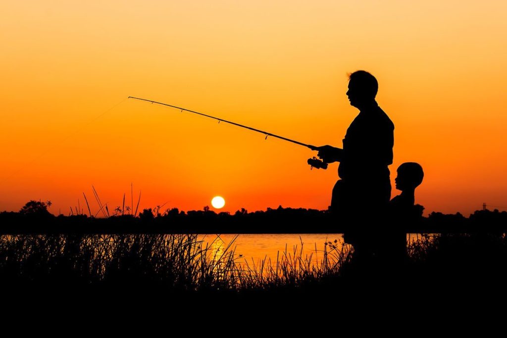 Ранняя рыбалка с отцом - лучший отдых для ребенка.