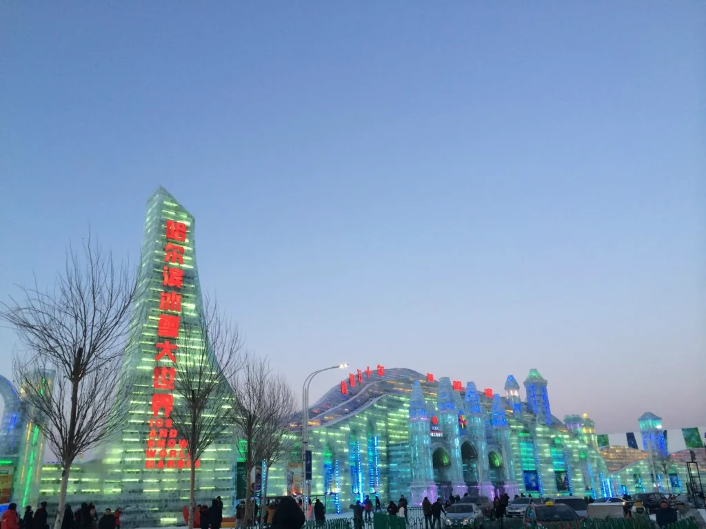 Обновленный Китай с новыми счастливыми лицами.